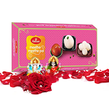 Laxmi Ganesha idol with Meethe Meethe pal hamper