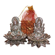 Stunning statue of Laxmi Ganesha with dry fruit potli
