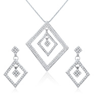 Oviya Whimsical Glam Pendant Set